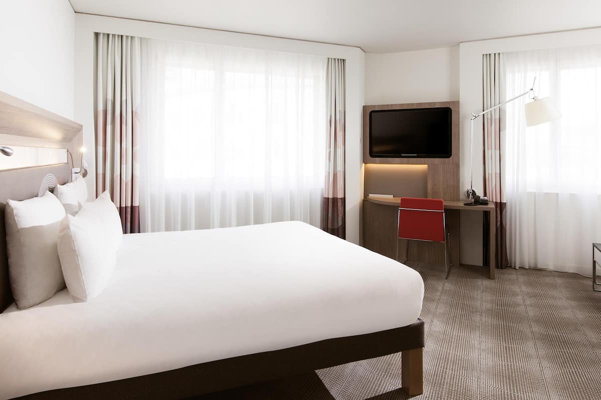 Executive Room, 1 Queen Bed | Free minibar items, in-room safe, desk, laptop workspace