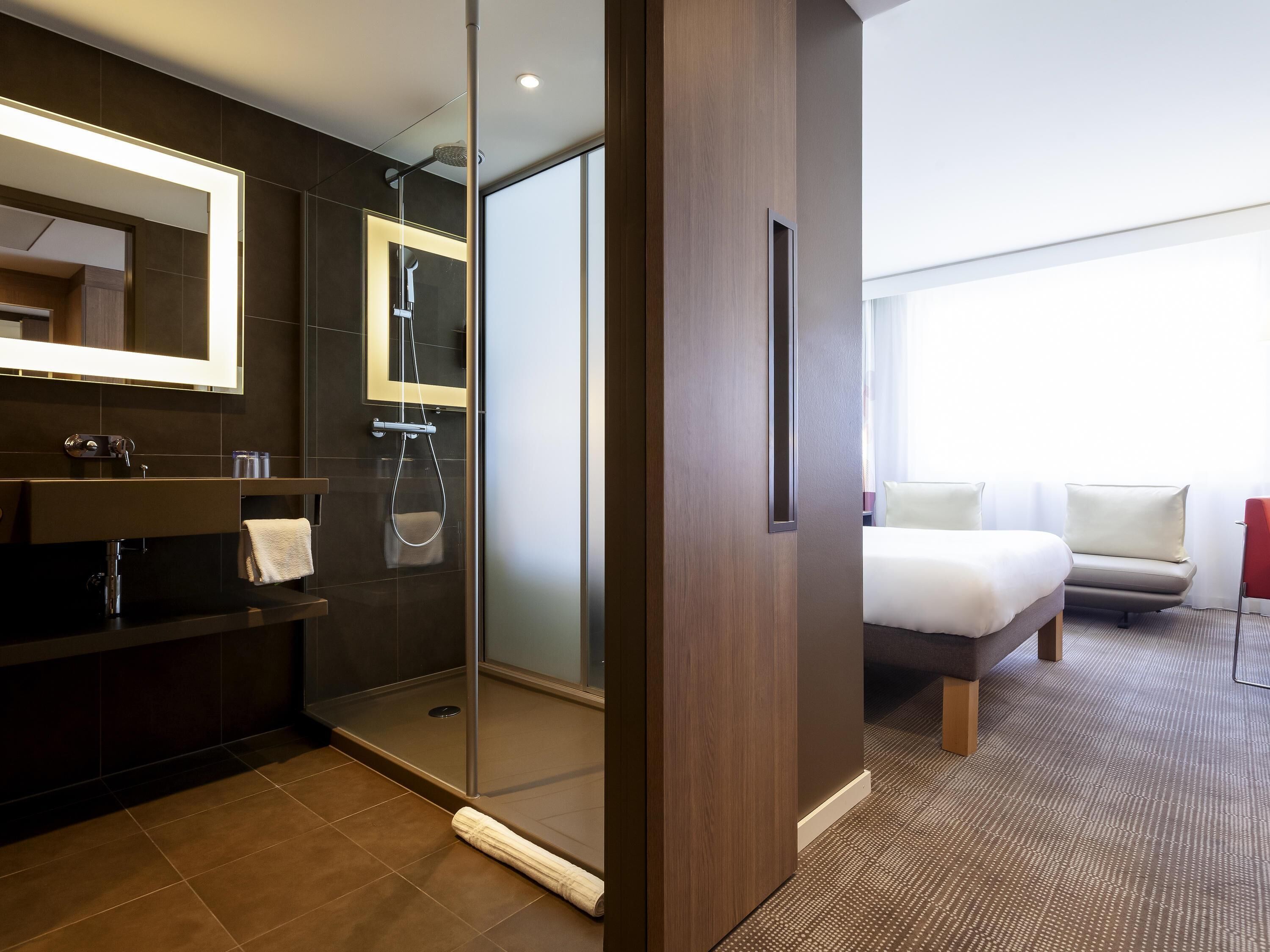 Phòng dành cho gia đình, 1 giường cỡ queen và sofa giường | Minibar với thức ăn, đồ uống miễn phí, két bảo mật tại phòng, bàn 