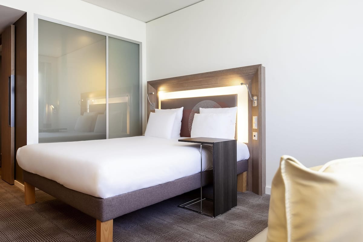 Kamar Keluarga, 1 Tempat Tidur Queen dengan tempat tidur Sofa | Isi minibar gratis, brankas, meja kerja, dan ruang kerja ramah laptop