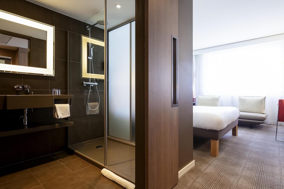 Family Room, 1 Queen Bed with Sofa bed | Free minibar items, in-room safe, desk, laptop workspace