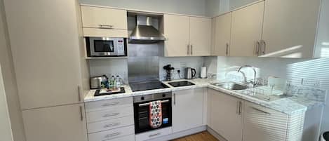 Refrigerador con congelador, microondas, horno y parrilla de estufa