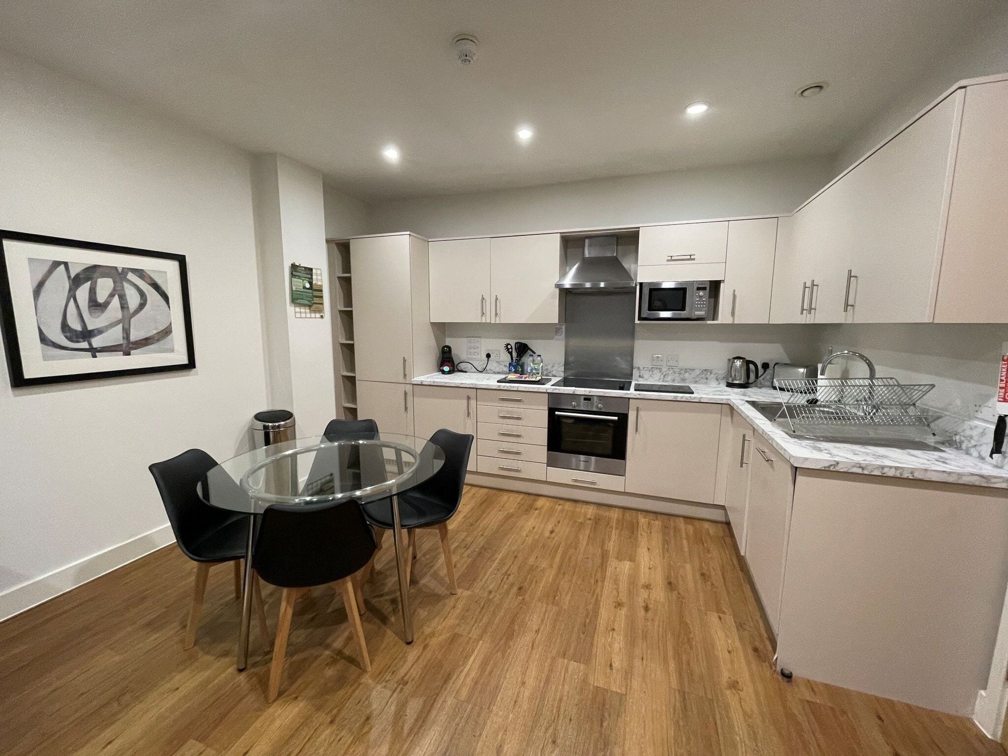 Grand réfrigérateur, micro-ondes, four, plaque de cuisson