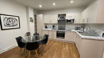 Full-size fridge, microwave, oven, stovetop