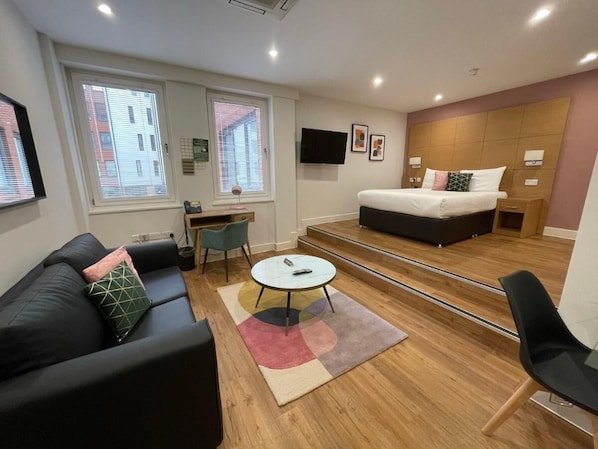 Studio Deluxe, 1 lit double | Aire de séjour | Téléviseur connecté de 55 po avec télévision numérique, Netflix
