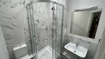 Articles de toilette écologiques, séchoir à cheveux, serviettes fournies