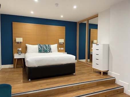 In-room safe, desk, iron/ironing board, cribs/infant beds