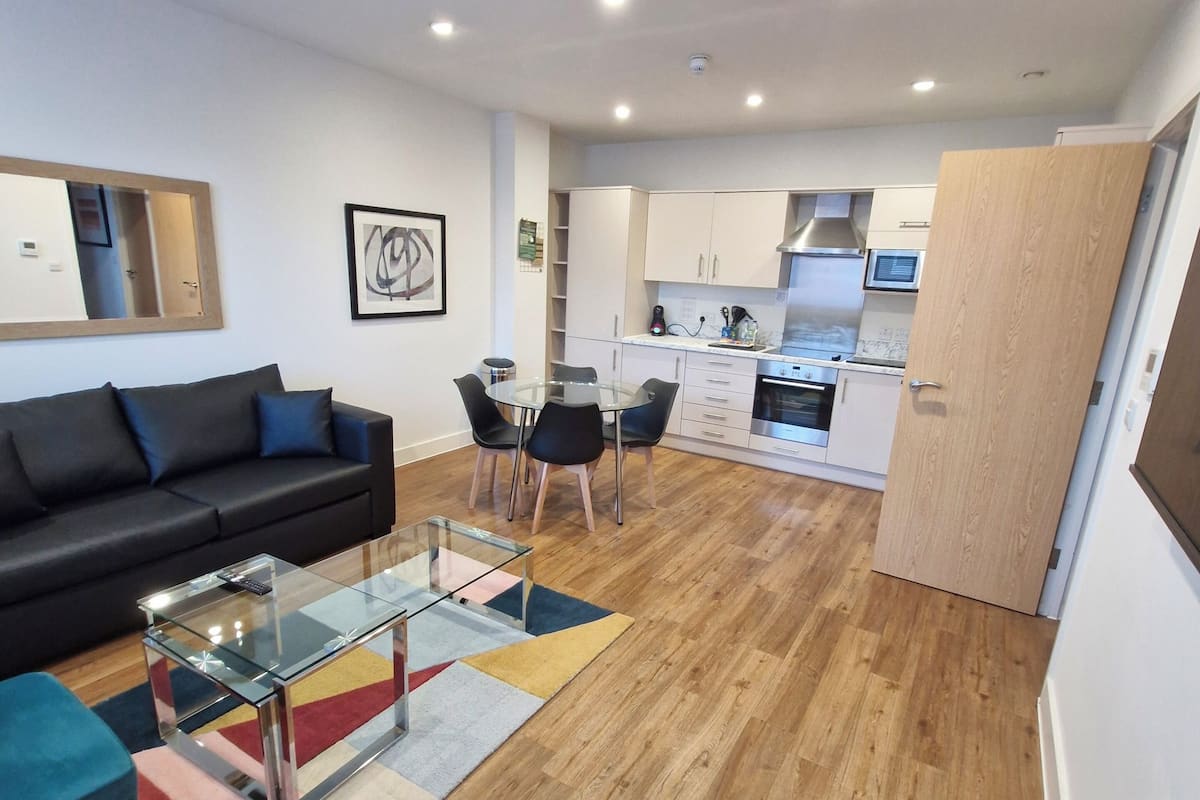 Un appartement moderne comprenant un salon, un coin repas et une cuisine.