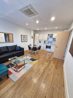 Full-size fridge, microwave, oven, stovetop