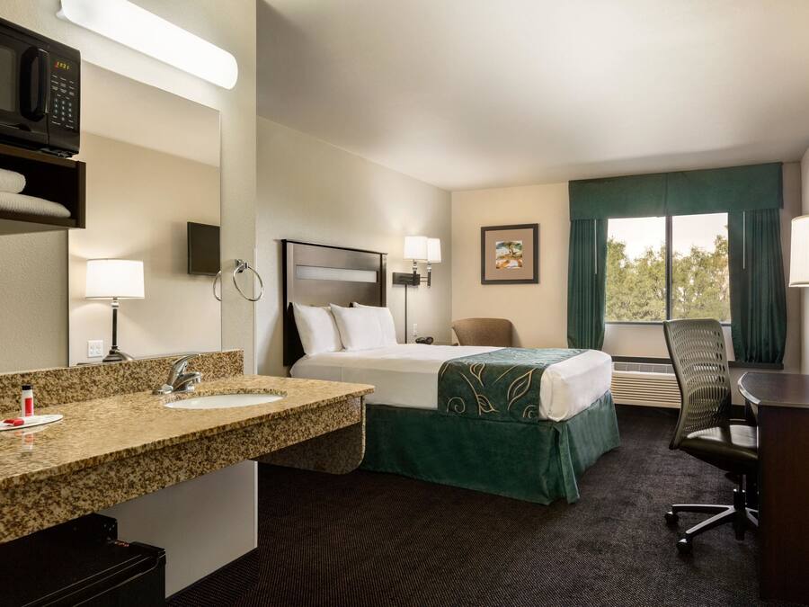 Schreibtisch, Verdunkelungsvorhänge, schallisolierte Zimmer