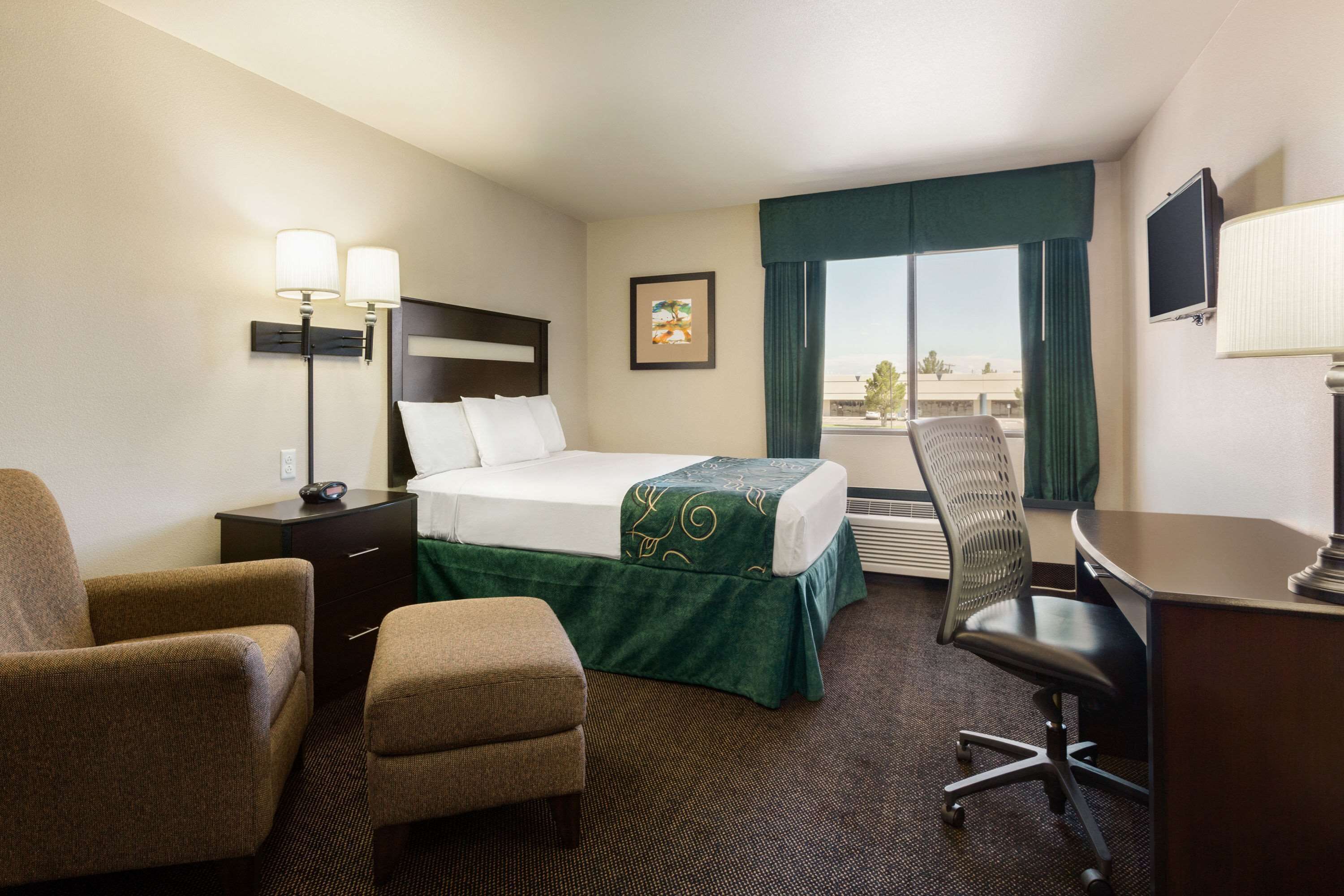 Skrivebord, blendingsgardiner, lydisolert og strykejern/-brett