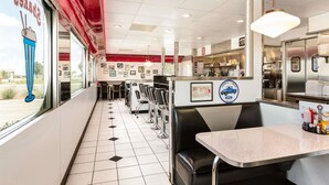 Ein Diner-Interieur mit Sitzecken, einer Theke und einer Küche.