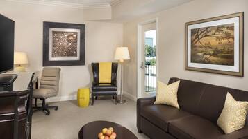 Een 43-inch flatscreentelevisie met digitale zenders en een televisie