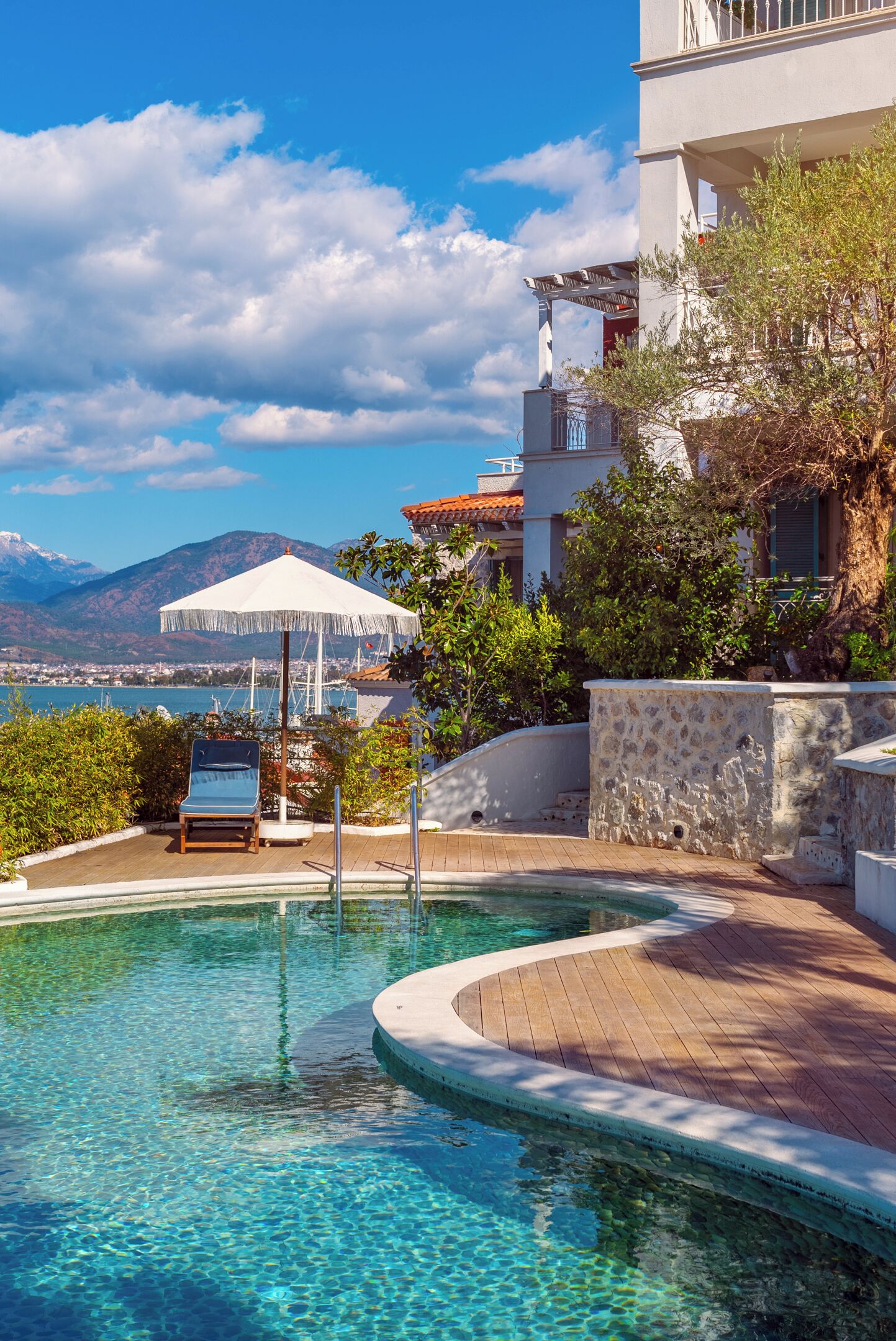 Kolam renang outdoor, dengan cabana gratis dan payung kolam renang