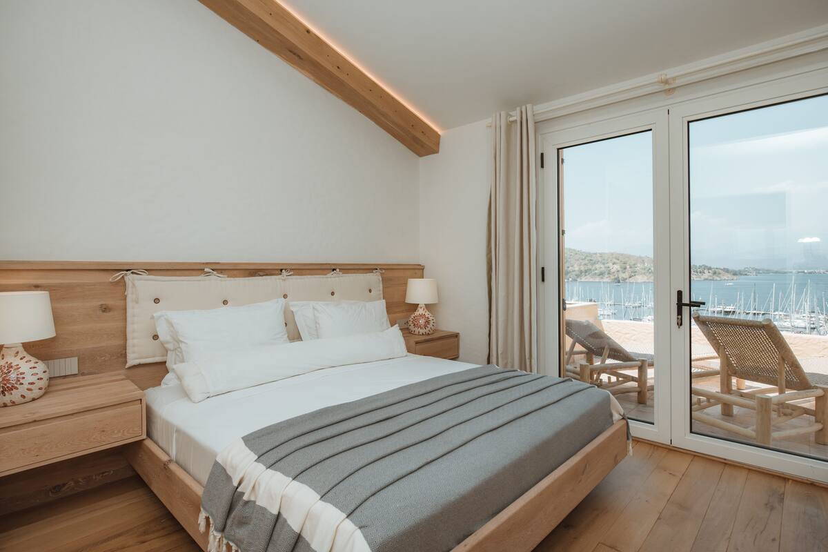 Mandarin House (Annex) Loft Suit & Terrace Jacuzzi NO ELEVATOR | 埃及棉床单、高档床上用品、加厚床垫、迷你吧