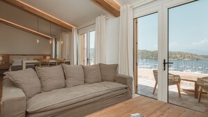 Mandarin House (Annex) Loft Suit & Terrace Jacuzzi NO ELEVATOR | 거실 공간 | LED TV, 책