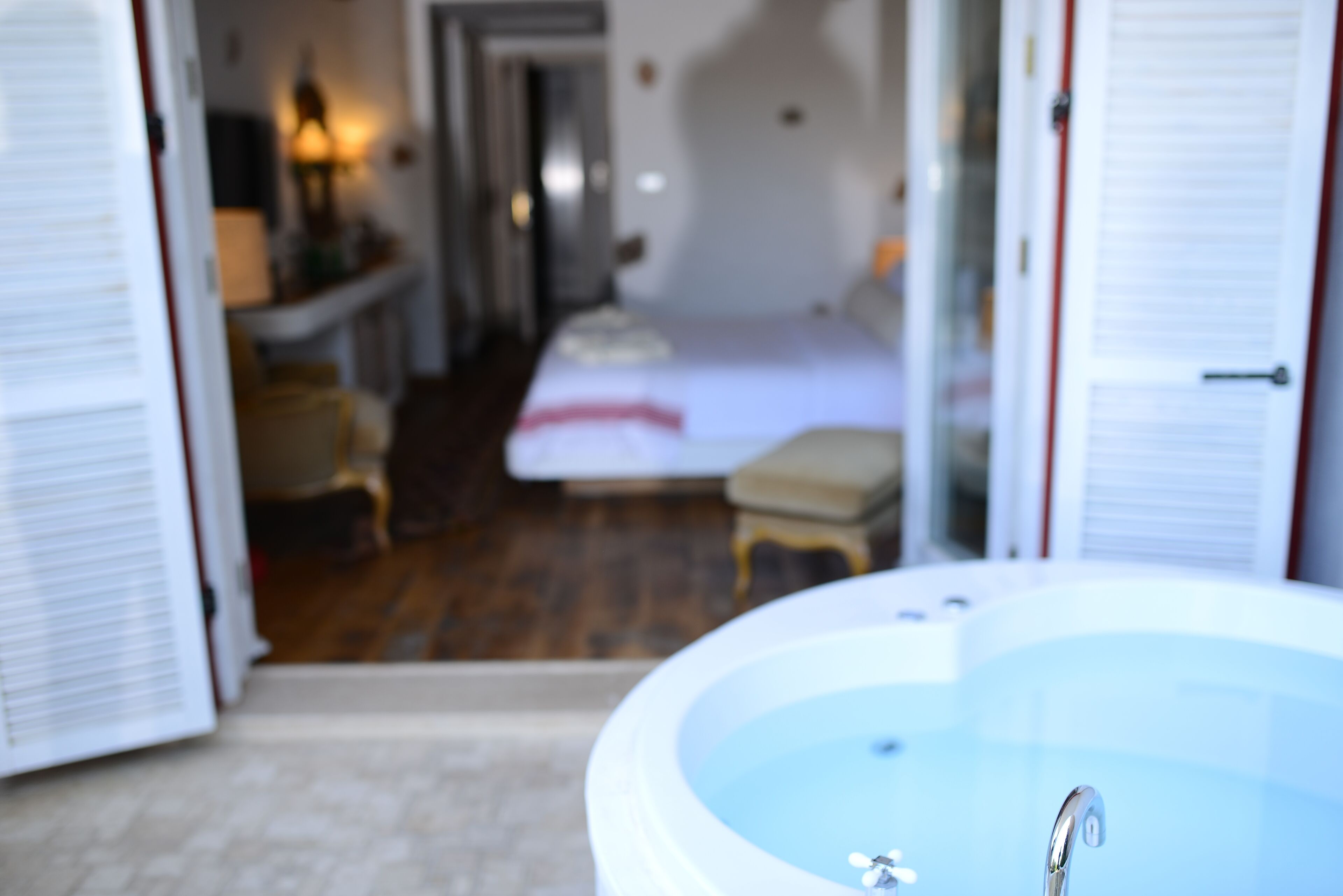 Een badkamer met een bad, douche en toilet.