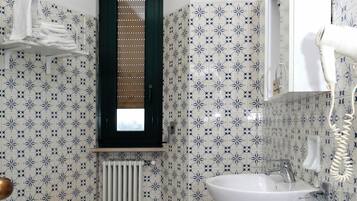 Classic Studio | Bathroom | Shower, free toiletries, hair dryer, bidet