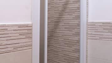 Habitación clásica con 2 camas individuales | Baño | Regadera, amenidades de baño gratuitas, secadora de cabello, bidet