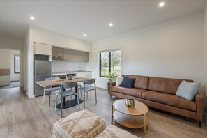 家庭小屋 | 客廳 | 平面電視、DVD 播放機