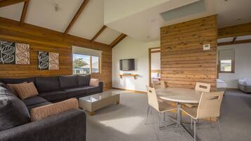 Villa | Soundproofing, free WiFi, bed sheets, wheelchair access