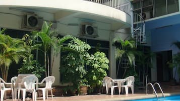 Una piscina al aire libre