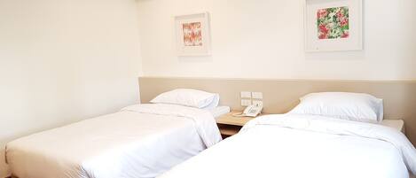 Dobbelt- eller tomannsrom – deluxe, 1 soverom | Minibar, safe på rommet, skrivebord og wi-fi (inkludert)