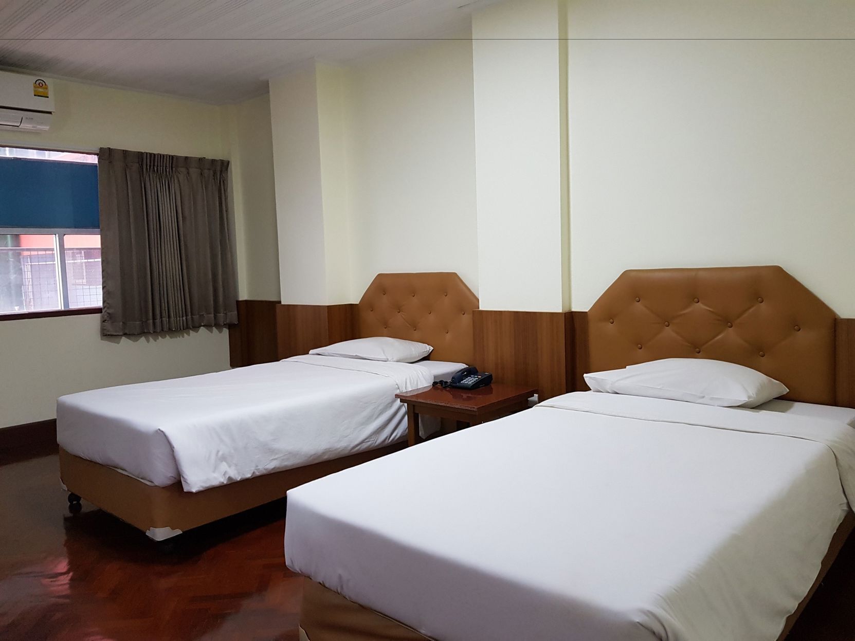 Frigobar, cofres nos quartos, escrivaninha, Wi-Fi de cortesia