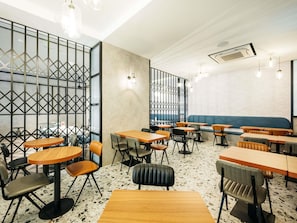 Se ofrece un desayuno completo (19.18 SGD por persona)