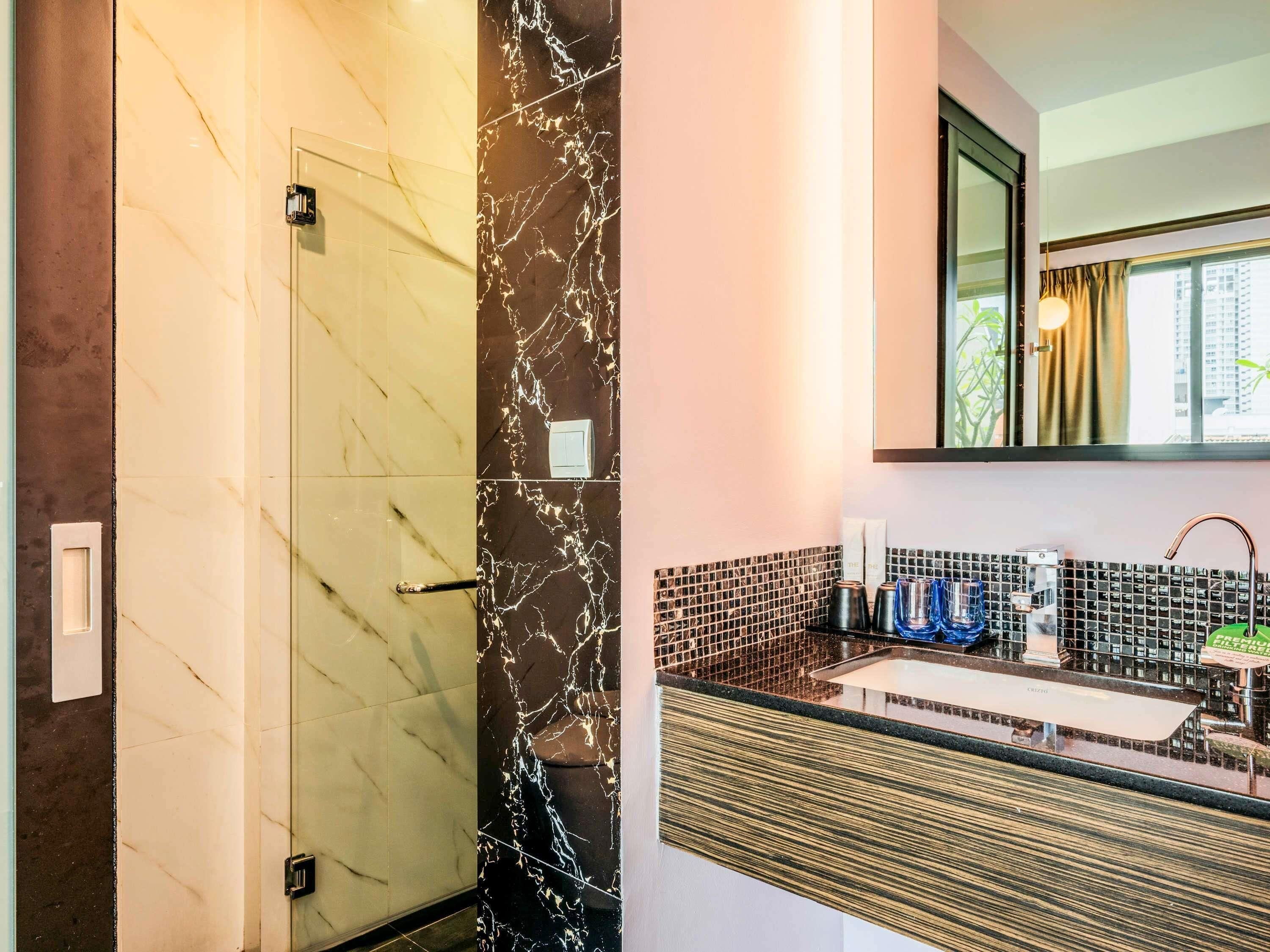 Safe på rommet, skrivebord og skrivebord for bærbar PC