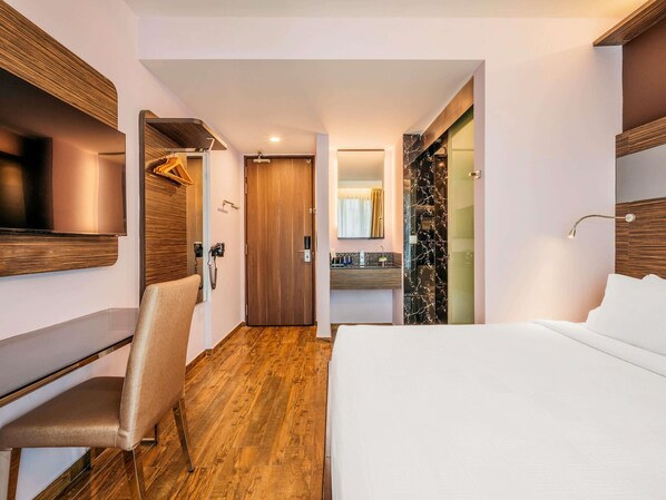 In-room safe, desk, laptop workspace, iron/ironing board - Mercure Singapore Tyrwhitt (Singapore)