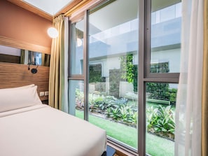 Double Room, 1 Double Bed, Garden View | In-room safe, desk, laptop workspace, iron/ironing board - Mercure Singapore Tyrwhitt (Singapore)