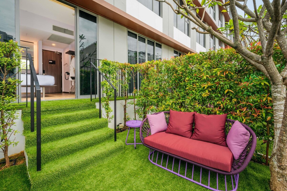 Un edificio moderno con una escalera que conduce a una habitación con cama y baño.
