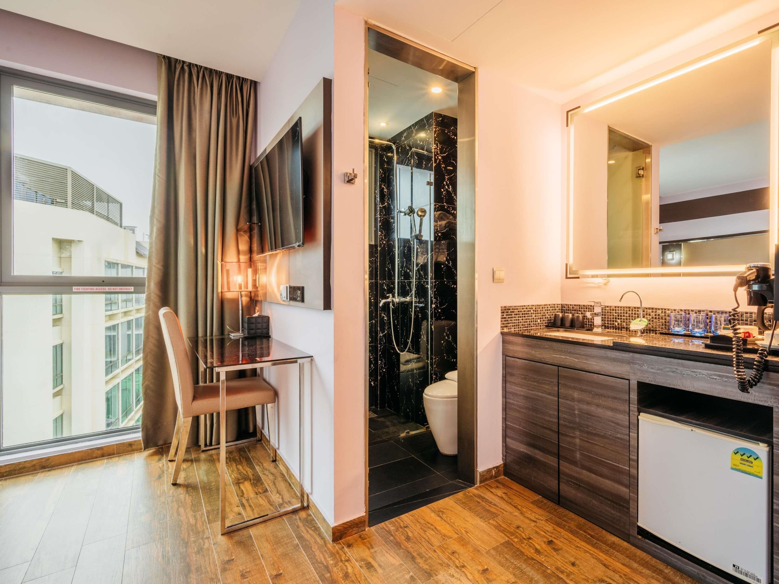 Ein modernes Badezimmer mit Dusche, Toilette und Waschtisch.