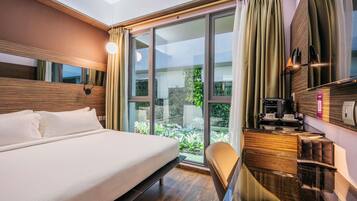 Doppelzimmer, 1 Doppelbett, Gartenblick | Zimmersafe, Schreibtisch, laptopgeeigneter Arbeitsplatz