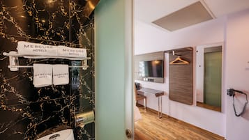 Dusche, umweltfreundliche Kosmetikartikel, Haartrockner, Bidet