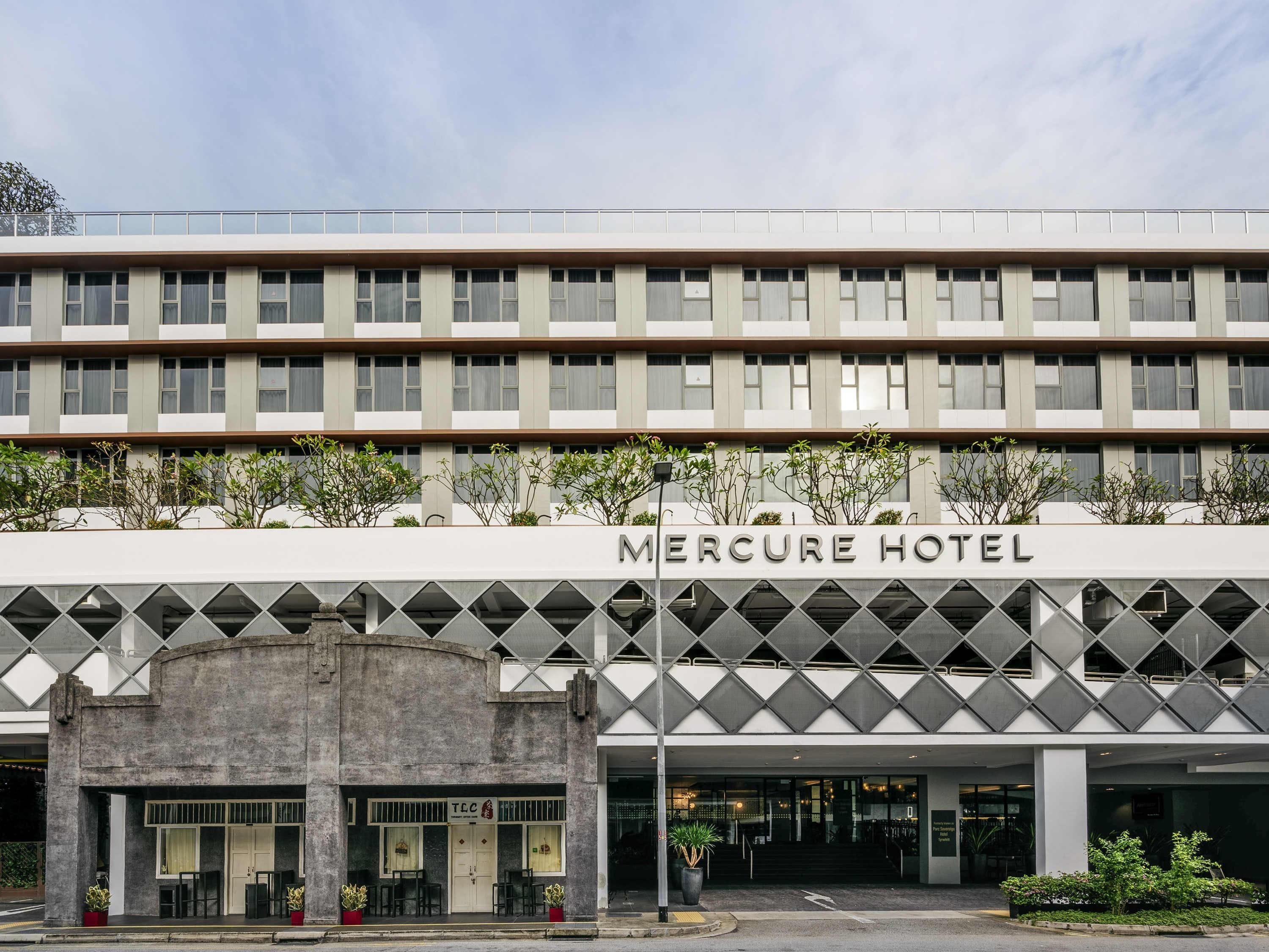 Ett hotell med flera våningar, och ovanför entrén hänger en skylt med texten ”Mercure Hotel”.