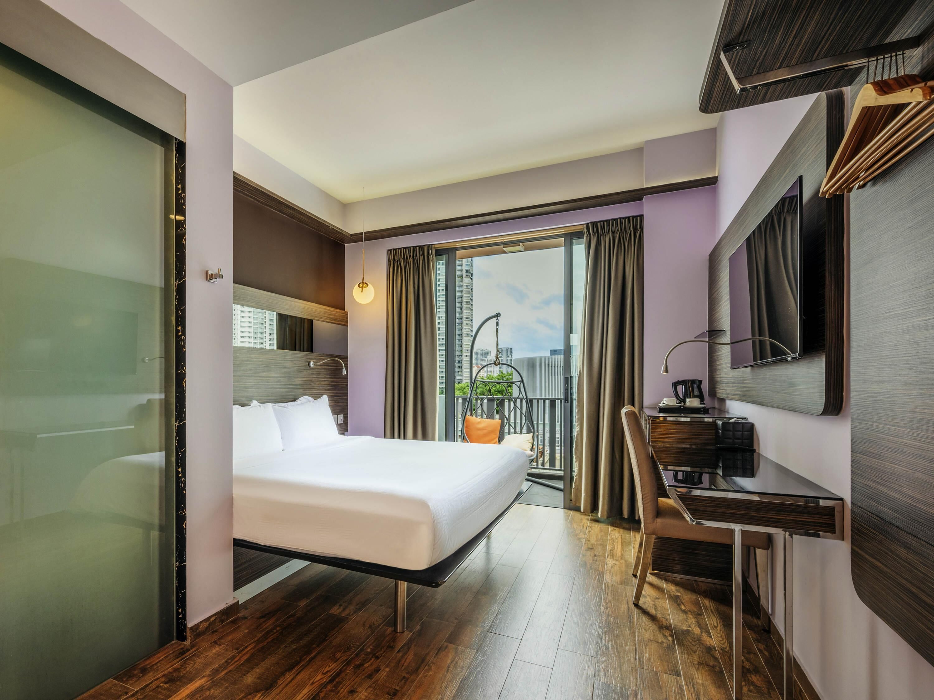 Habitación doble clásica, 1 cama matrimonial, balcón | Caja de seguridad en la habitación y escritorio 