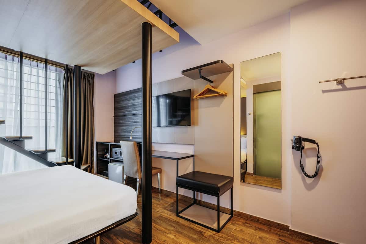 Familieværelse - flere senge | Pengeskab på værelset, skrivebord, arbejdsområde til bærbare computere