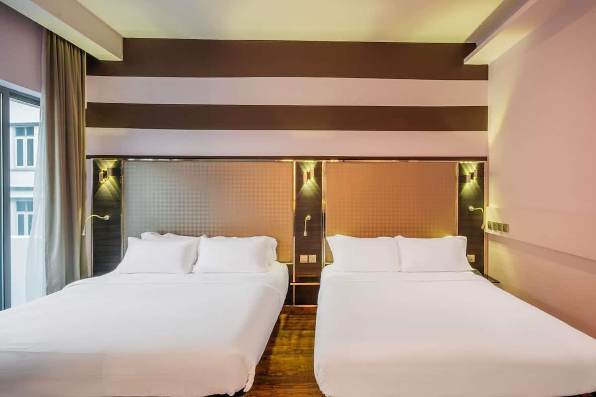 Privilege - Familieværelse - flere senge | Pengeskab på værelset, skrivebord, arbejdsområde til bærbare computere