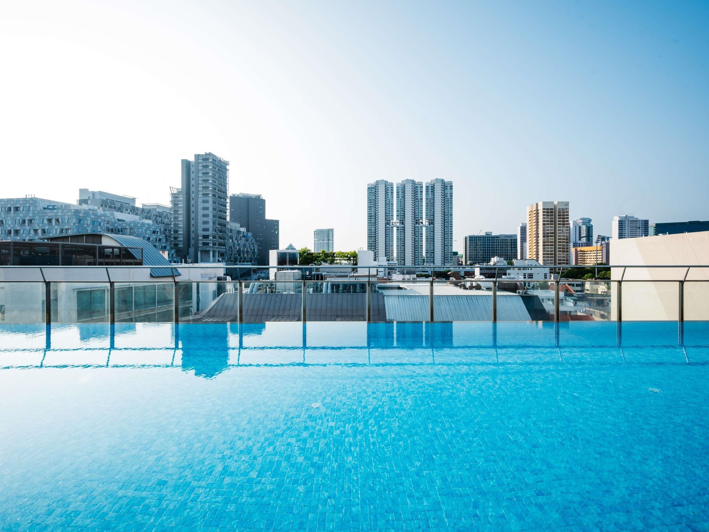 Una piscina en la azotea con vistas a la ciudad.