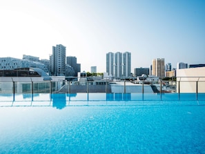 Una piscina en la azotea con vistas a la ciudad.