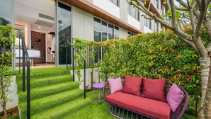 Un edificio moderno con una escalera que conduce a una habitación con cama y baño.