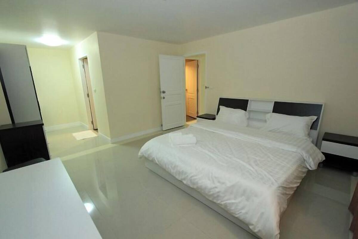 Minibar, caja de seguridad en la habitación y escritorio 