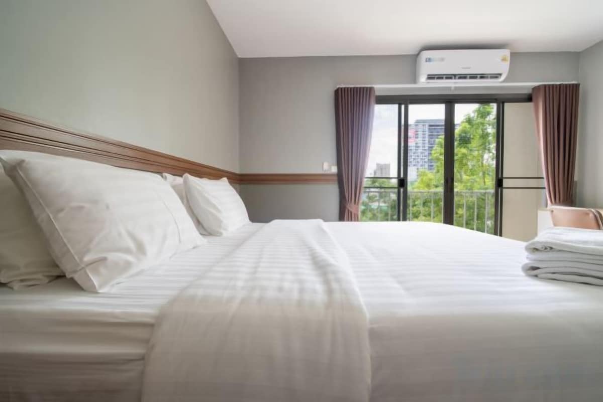 Frigobar, cofres nos quartos, escrivaninha, cortinas blackout