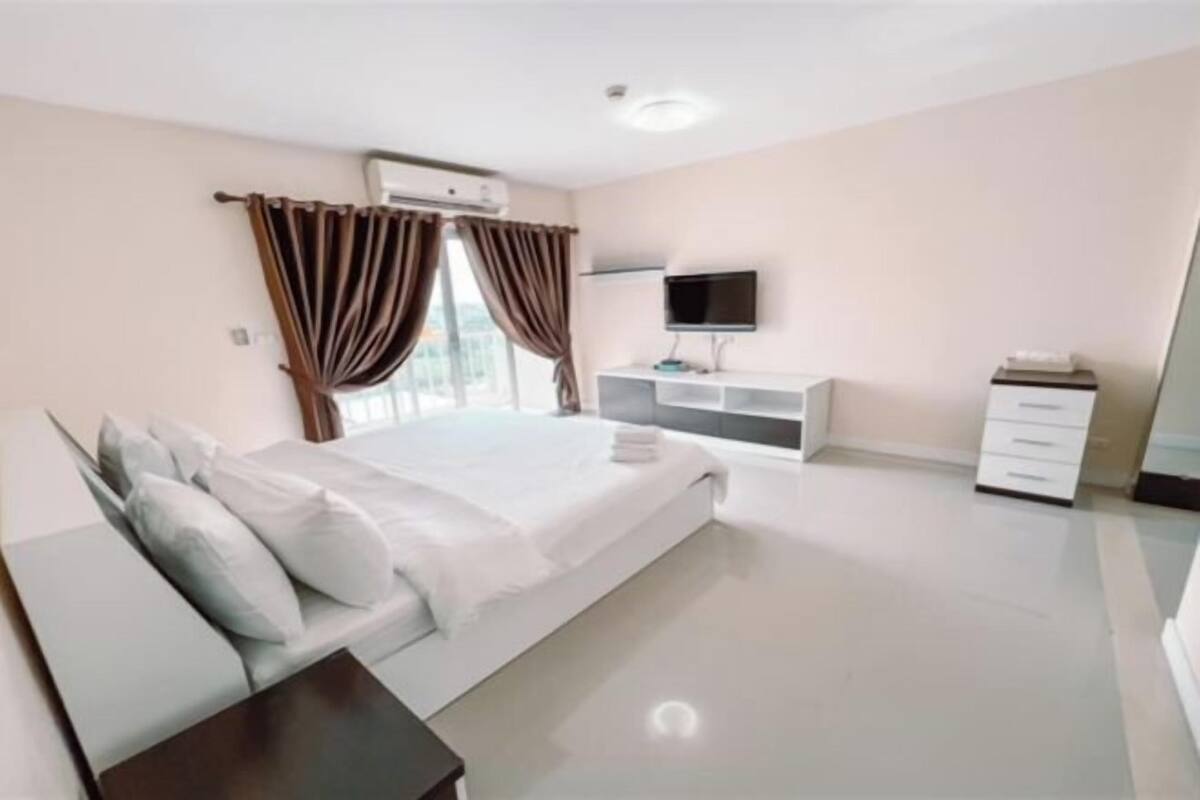1 chambre, minibar, coffres-forts dans les chambres, bureau
