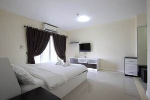 Minibar, caja de seguridad en la habitación y escritorio 