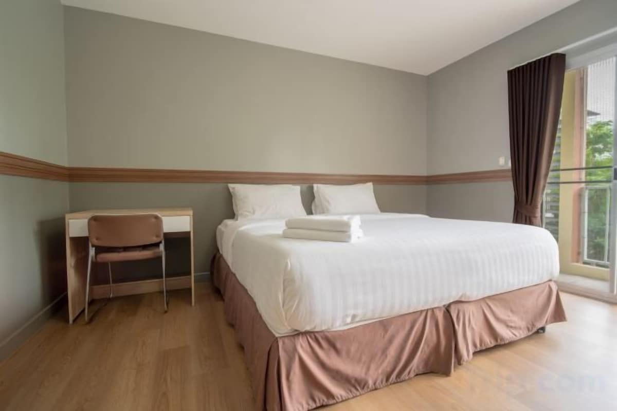 Frigobar, cofres nos quartos, escrivaninha, cortinas blackout