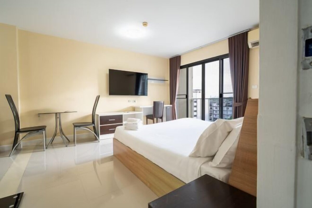 Minibar, caja de seguridad en la habitación y escritorio 