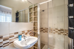 Double Room | Bathroom | Shower, free toiletries, hair dryer, towels - B&B Circus Maximus (Rome)