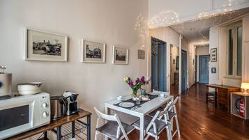 Een koelkast, een koffiezetapparaat/waterkoker